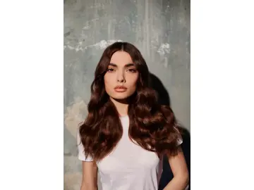 Poster Mood_Haircare_brunette Model