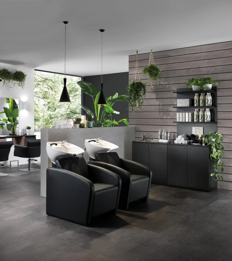 Wanddisplay mit Regalen